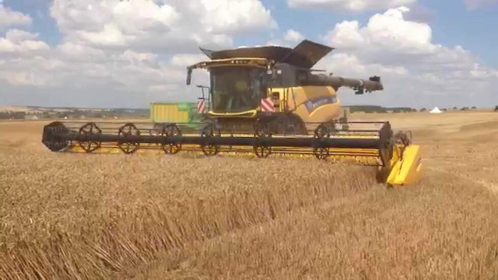 New Holland CR10.90 werelds grootste combine in actie - Trekkerweb