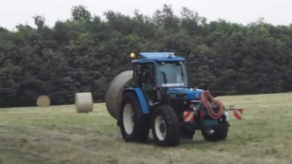 Trekkerweb in het hooibalen transport