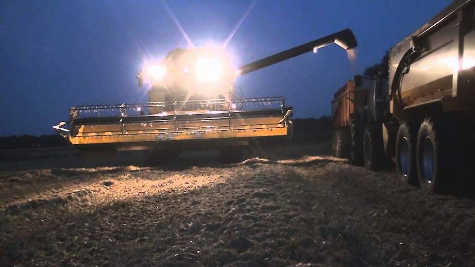 New Holland CX8080 eindsprint voor de donkere wolken en nacht Trekkerweb