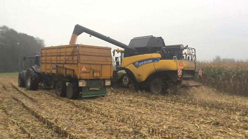 New Holland CR 8080 met New Holland geveerde rupsen Trekkerweb