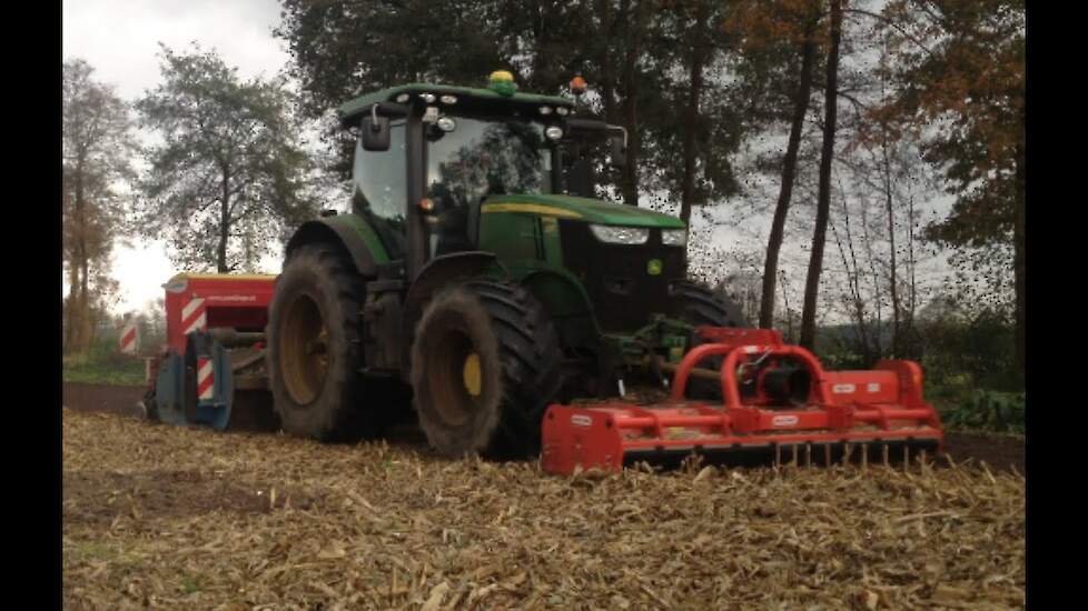 Imants 48SX spitmachine met John Deere en klepelmaaier.in een werkgangTrekkerweb