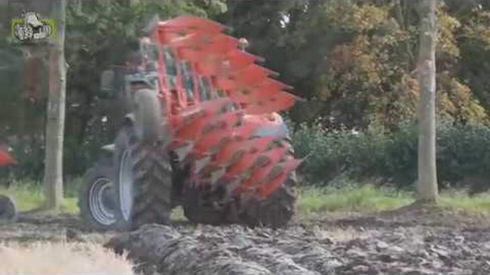 Massey Ferguson`s ploegen op de klei Trekkerweb
