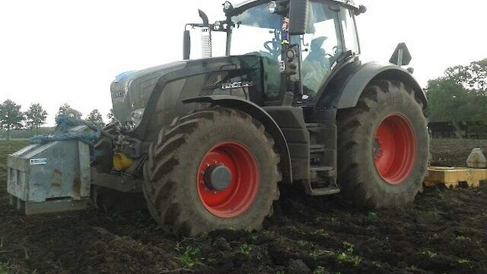 Fendt 824 Bouwhuis Beerzerveld een perceel aan het woelen Trekkerweb