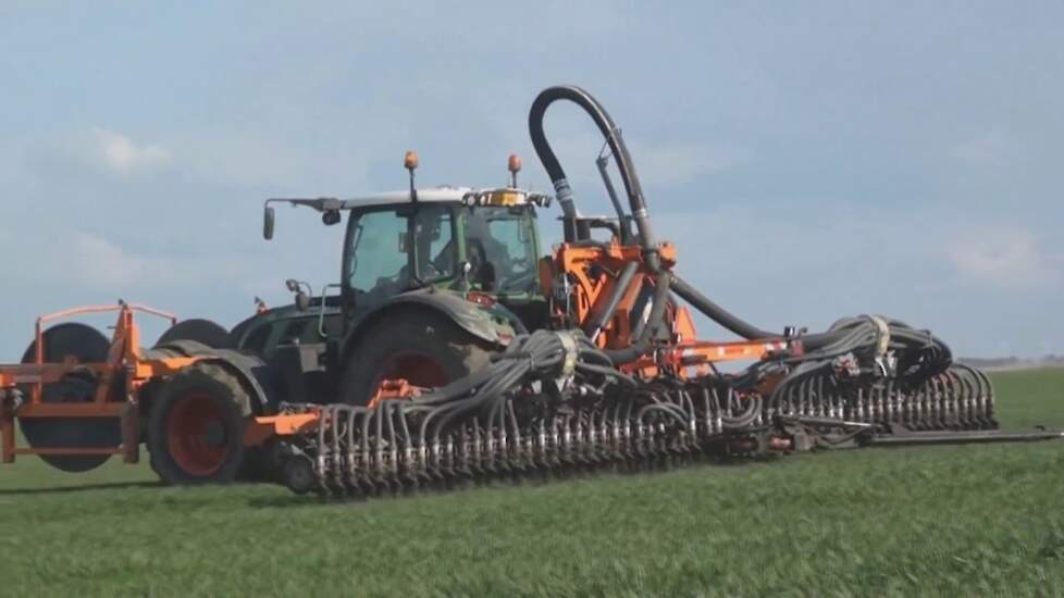 Boven Loonwerk BV met Fendt 724 en Schouten sleepslangset  -Trekkerweb