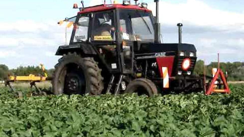 Case-1294 aardappels aanaarden trekkerweb