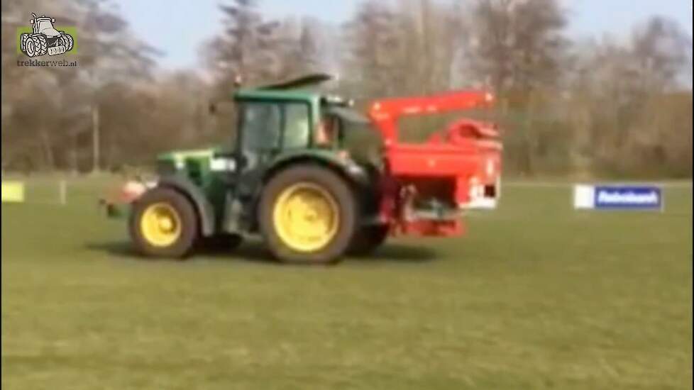 Nieuwe Unia MX 1600 kunstmest stooier voor Bouma sport en groen uit Tynaarlo Trekkerweb