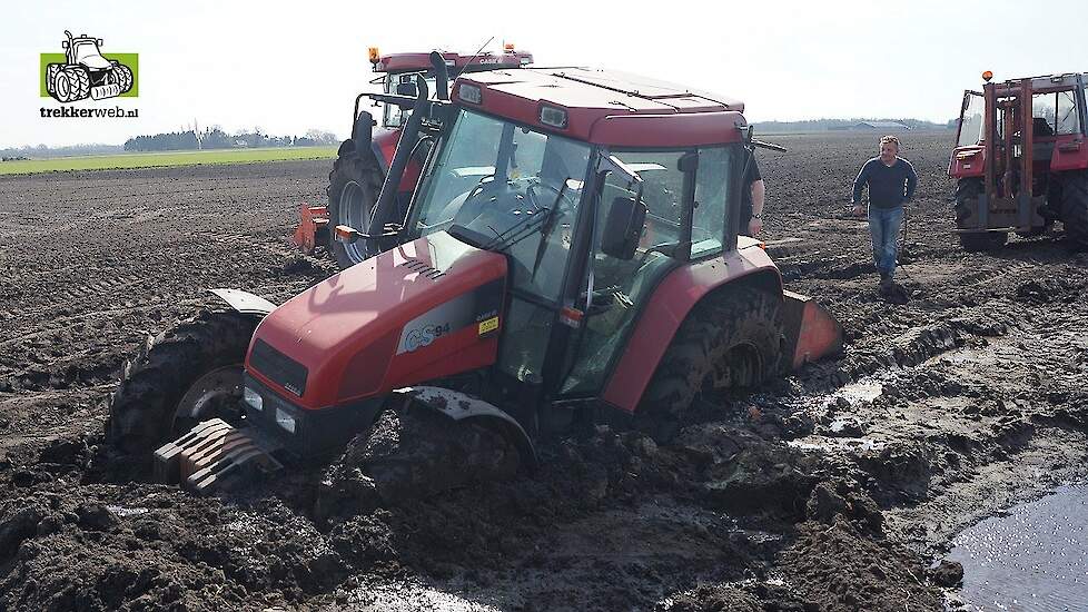 Case-IH CS 94 deep stuck in mud Trekkerweb modder nog nat