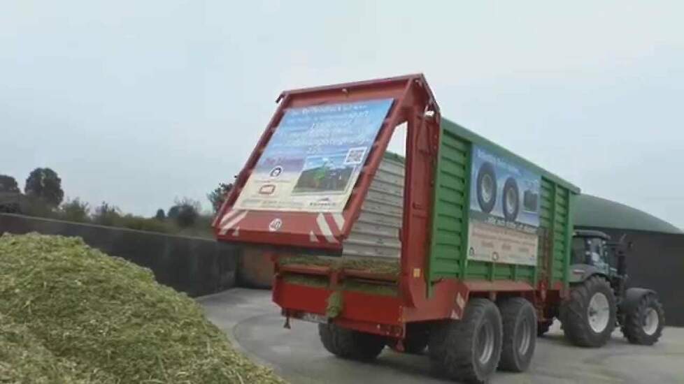 Hawe silagewagen SLW 45 in actie en uitleg erover in de maïs Trekkerweb