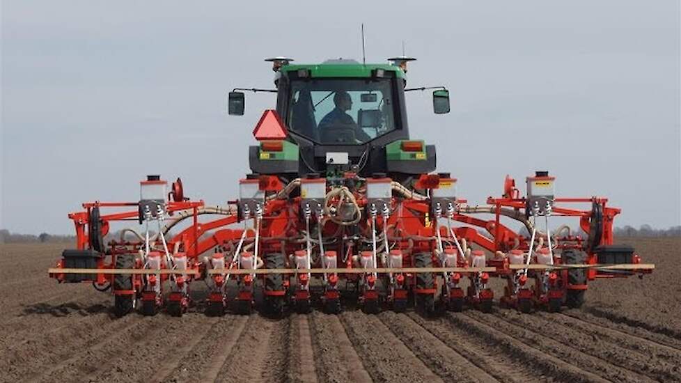 John Deere 6310 met de 12 rijer ProSeeder Single van Akkerbouwbedrijf Speelman Trekkerweb