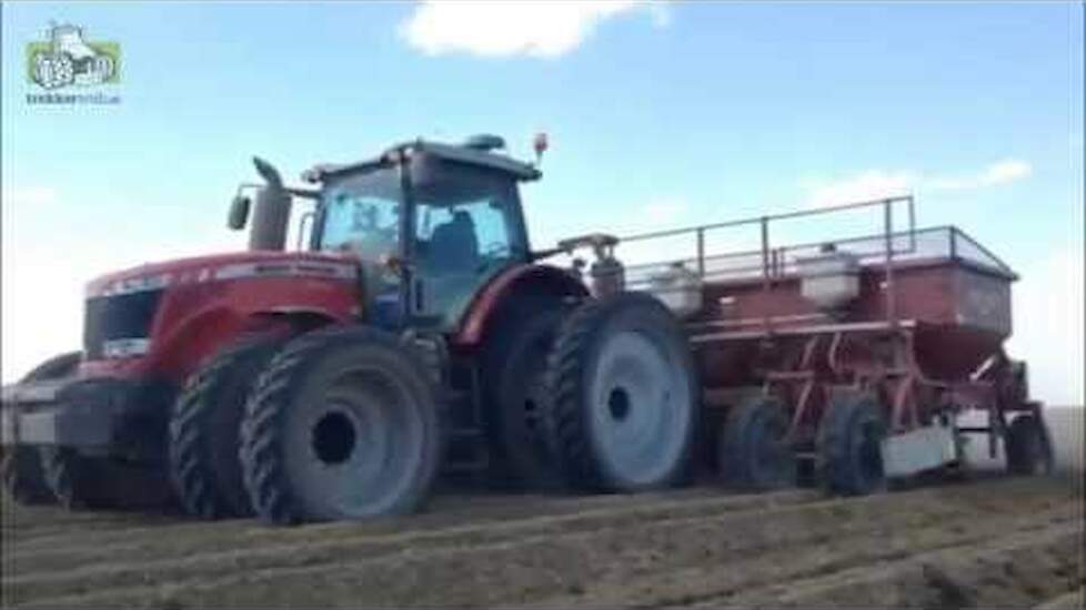 Fendt Profi 933, 8 rijige Struik frees en Massey Ferguson 8670 in Canada Trekkerweb