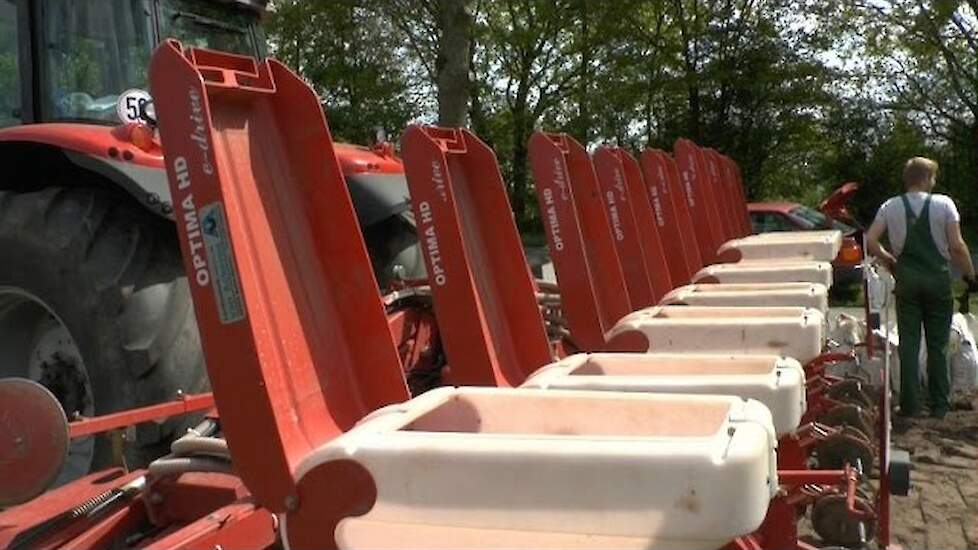 Ma&iuml;szaaien Massey Ferguson 7499 en Kverneland Optima HD e-drive Terhuf Agrarservice Trekkerweb