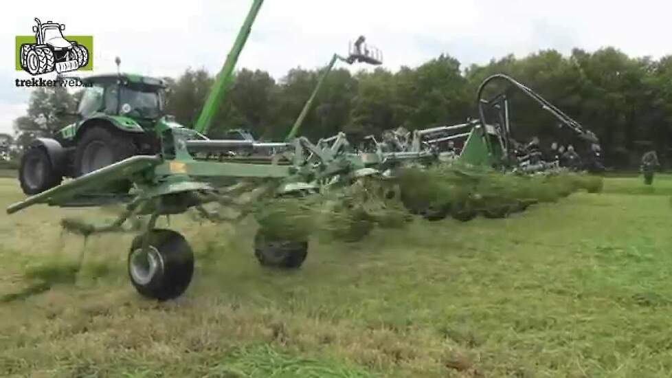 Krone schudder van 15 mtr werkbreedte aan het werk Trekkerweb