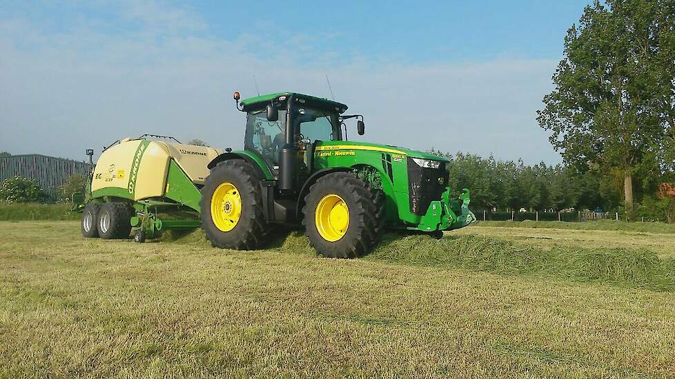 Gras persen door Kasteel Meeuwen met John Deere 8R en Krone pers Trekkerweb