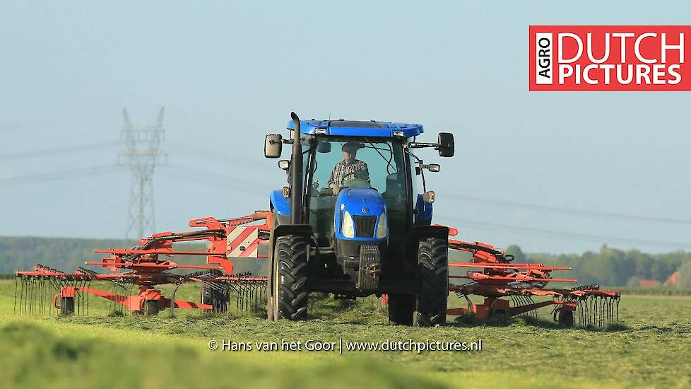 New Holland TS 100 A | Raking grass | Gras harken | Dronten | Flevoland | Kuhn
