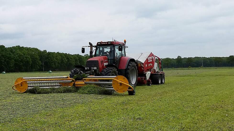 ELHO V-TWIN 600 in combinatie met een WELGER / Lely pers-wikkelcombinatie Trekkerweb