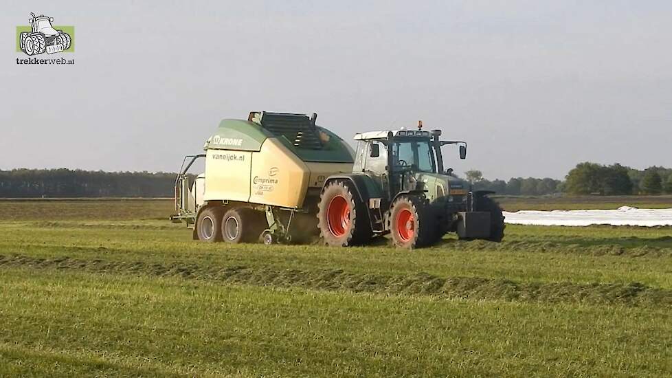Loonbedrijf van Eijck  KRONE Comprima Xtreme ronde balen pers wikkelcombinatie Trekkerweb