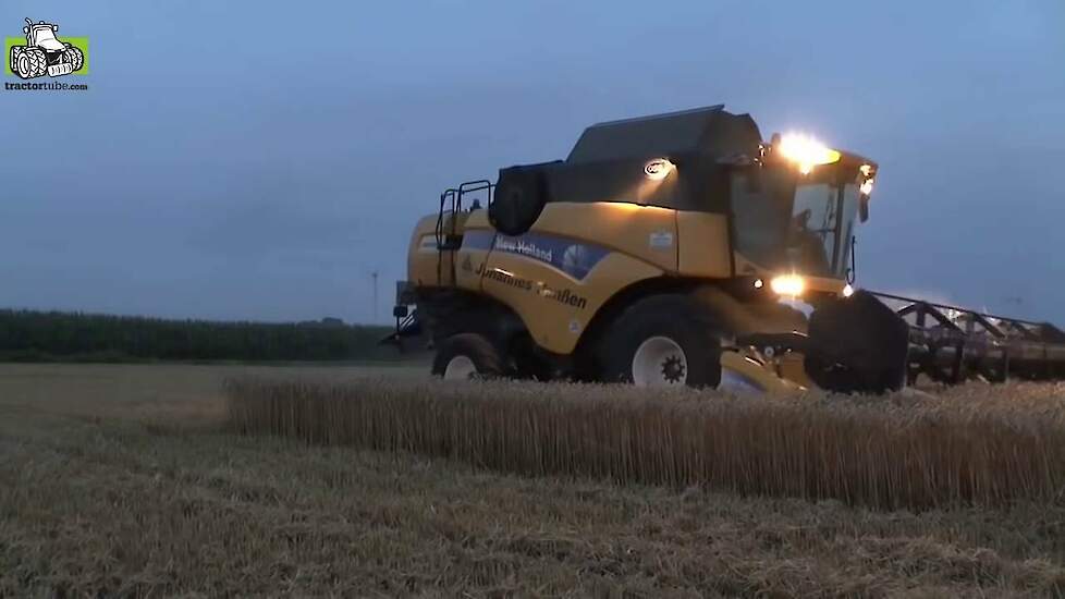 New Holland, TX66 CX8050 tarwe combinen in de avond  Trekkerweb