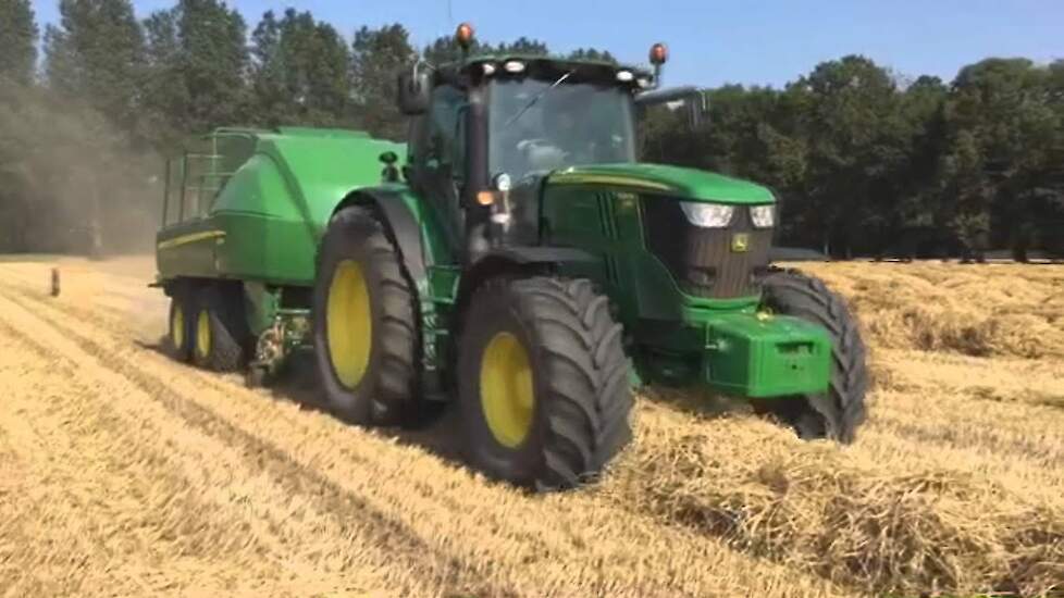 John Deere 6210R direct drive met de nieuwe L1534 grootpakpers Trekkerweb