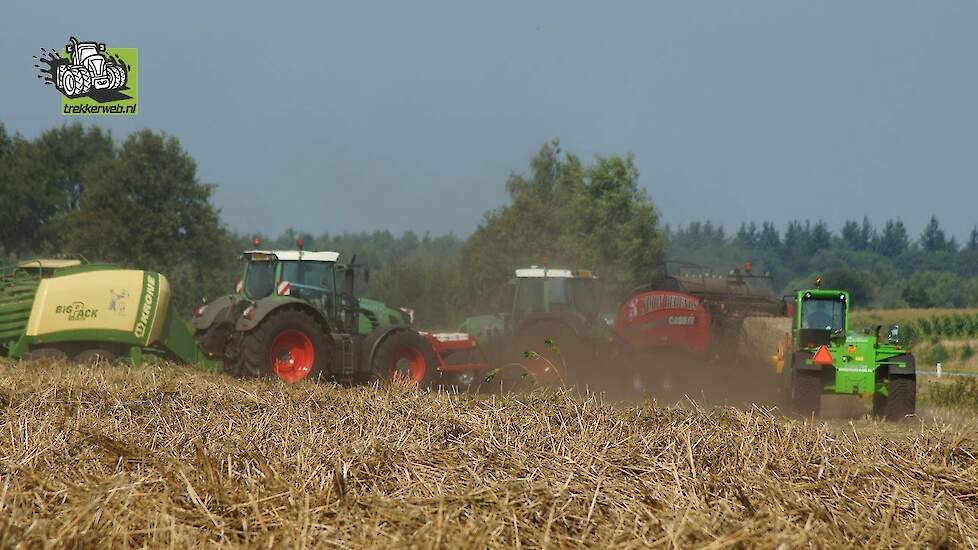 Fendt Case-IH Krone Hennep stro persen en laden voor Hempflax Trekkerweb