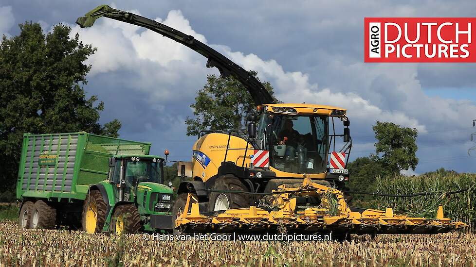 Mais 2015 | New Holland FR700 - harvesting maize in the mud | modderen | hakselen
