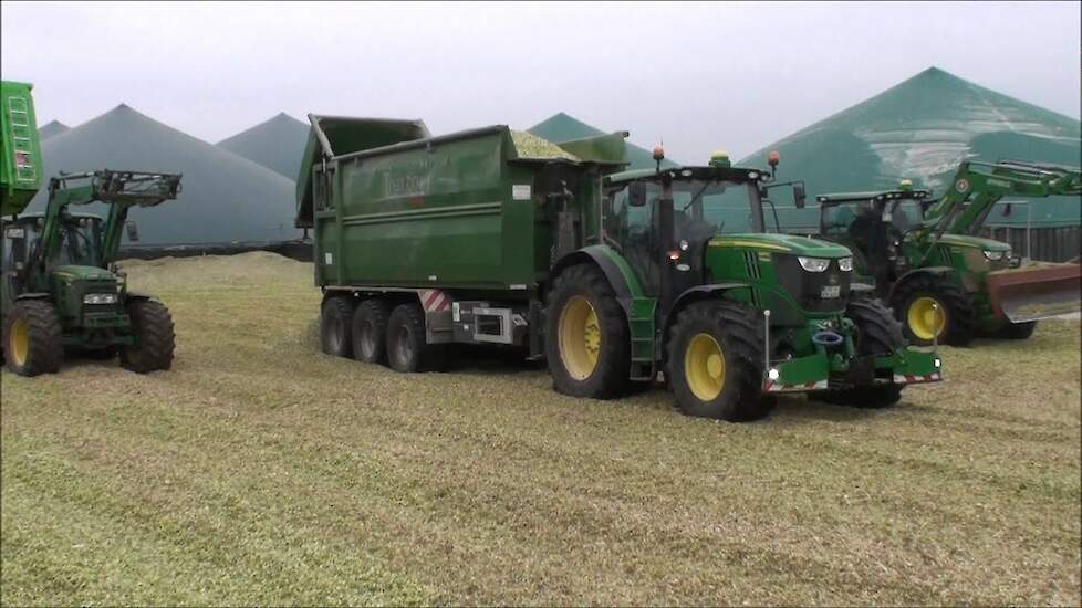 John Deere 6210R met AGRIbumper 800kg frontgewicht in de snijmaïs 2015 Trekkerweb