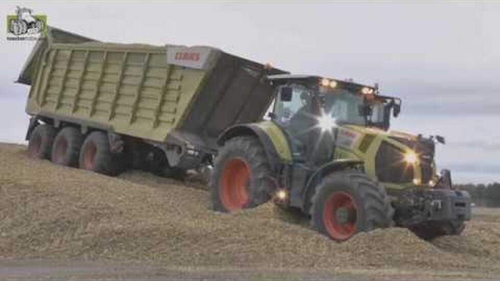 Claas Axion 870 en Claas Cargos 760 in actie in de maïs
