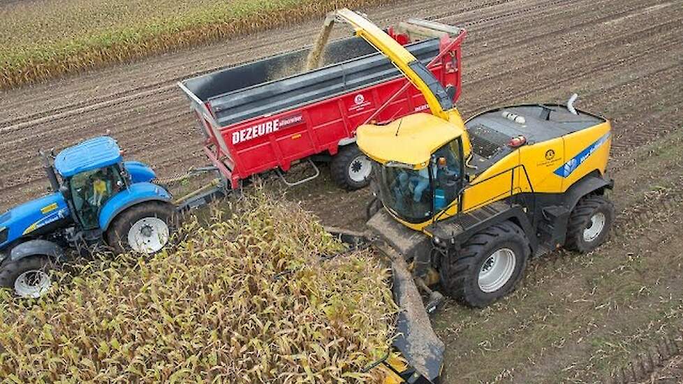 Loonbedrijf Lindeboom uit Dalfsen in de maïsoogst HD Trekkerweb maisharvest quadcopter
