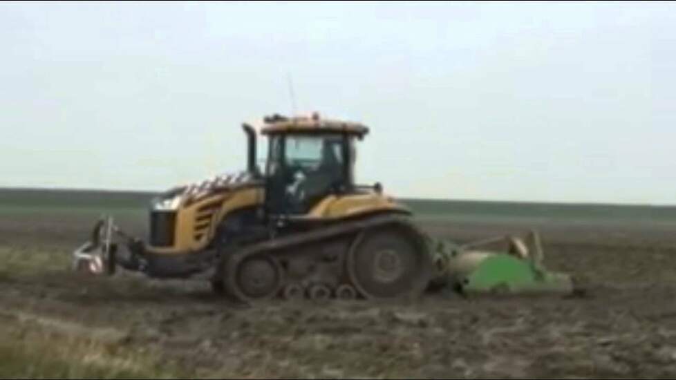 Bietenland spitten in nat Friesland door Klaas Fekkes met de Challenger Trekkerweb