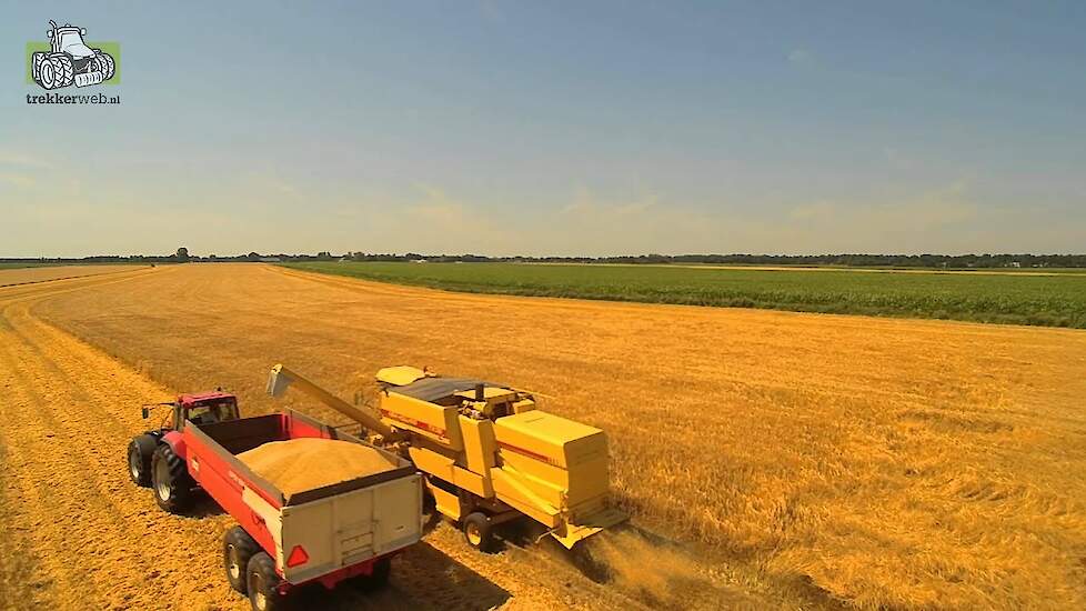 Loonbedrijf Harms Erica met twee New Hollands in de zomergerst Trekkerweb