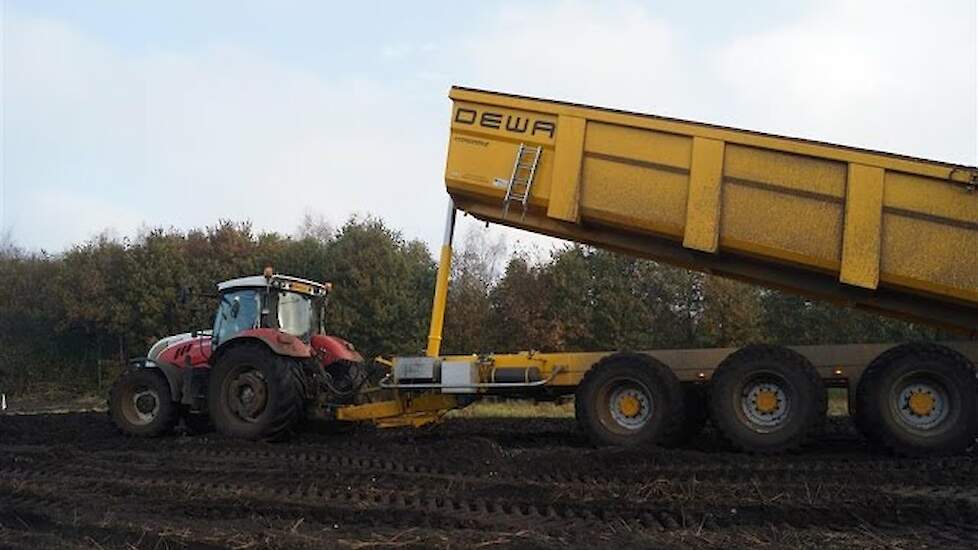 Grondtransport met Steyr CVT 6225 en Dewa MTM 33ton kipper Trekkerweb