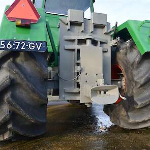 De achterbanden van de Deutz D16006. Voor liggen er ook zulke knoerten om.