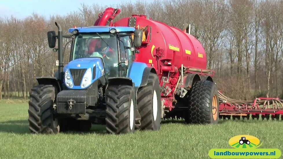 Mts. Van Weperen uit Oosterwolde aan het zode bemesten - 2016