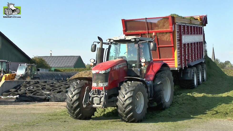 Agrar service Strauch Dld in het gras met Massey Ferguson Trekkerweb