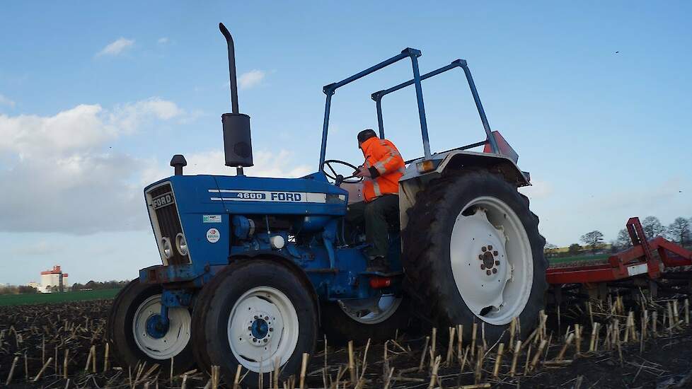 Maïsland bewerken met Ford 4600 en Evers vaste tand Trekkerweb