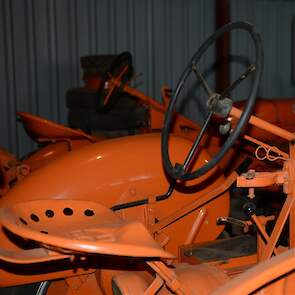 De panzitting van de Allis Chalmers WC steekt ver naar achteren.