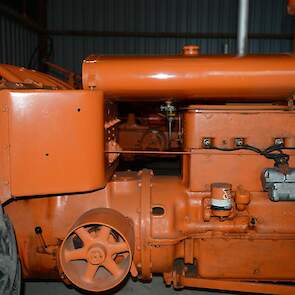 Het motorblok met poelie van de Allis Chalmers U.