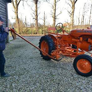 Van der Bliek demonstreert hoe je de maaibalk van de Allis Chalmers B uitklapt.