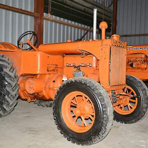 De Allis Chalmers U is de oudste trekker uit de collectie van Van der Bliek.
