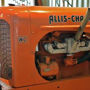De Allis Chalmers WC heeft een scheve uitlaat zonder demper. Dat knettert behoorlijk.