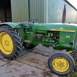 Deze John Deere 310 was ooit de tweede trekker op het ouderlijk bedrijf van Van der Bliek.