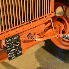 De Allis Chalmers U heeft geen startmotor. Starten doe je hem met deze slinger.