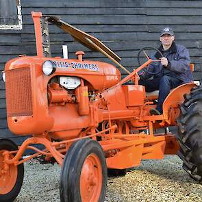 De Amerikaanse Allis Chalmers B onderscheidt zich van de Engelse B onder meer door zijn kromme vooras.