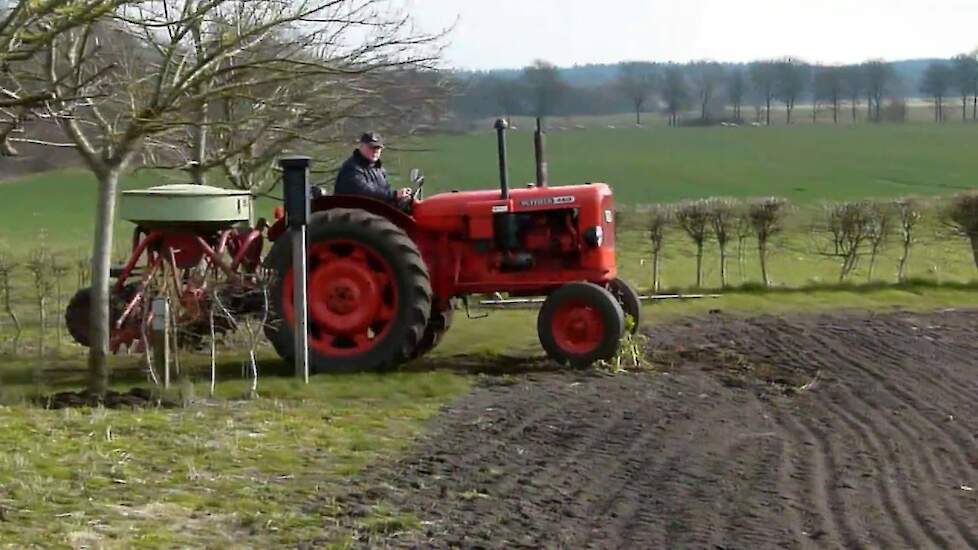 Rogge zaaien op de Roggeakker in Luttenberg. Museum “DE LAARMAN“ Trekkerweb