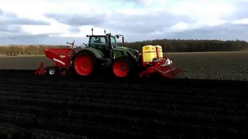 Fendt 720 met een grimme gl 420 aardappels poten