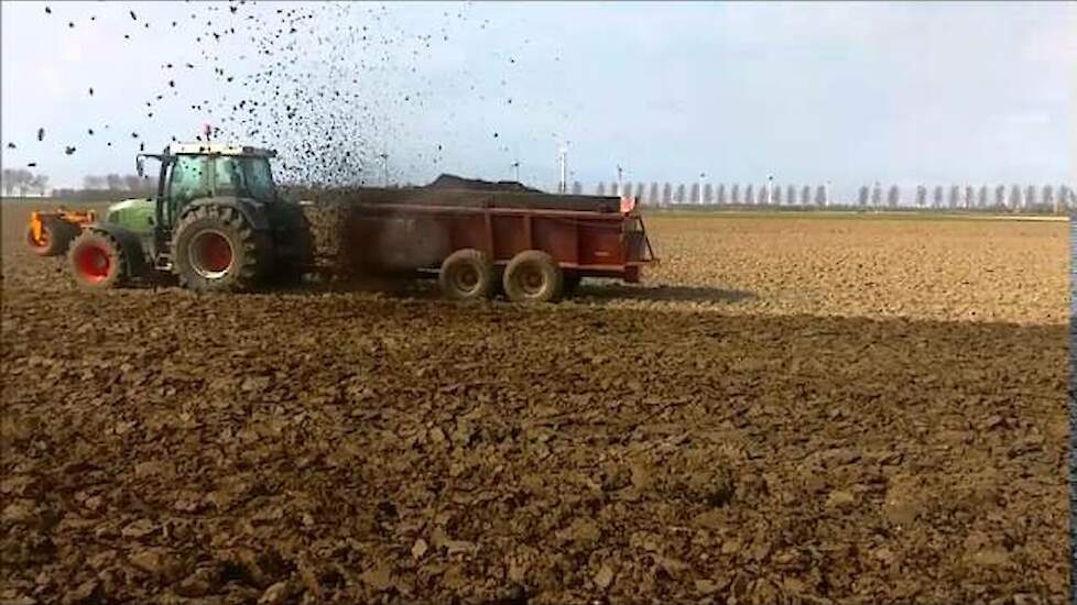 Rikken Agrarisch Machineverhuur in actie met zijn zijstrooier Trekkerweb