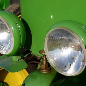 De koplampen van de 401