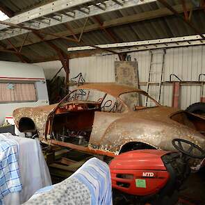 Ondanks dat het niet op wil schieten heeft Graafmans zich ook nog voorgenomen om de restauratie van deze VW Karmann Ghia af te maken.