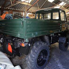 De Unimog waar Graafmans een oprijwagen of caravan achter hangt om mee naar shows te gaan.