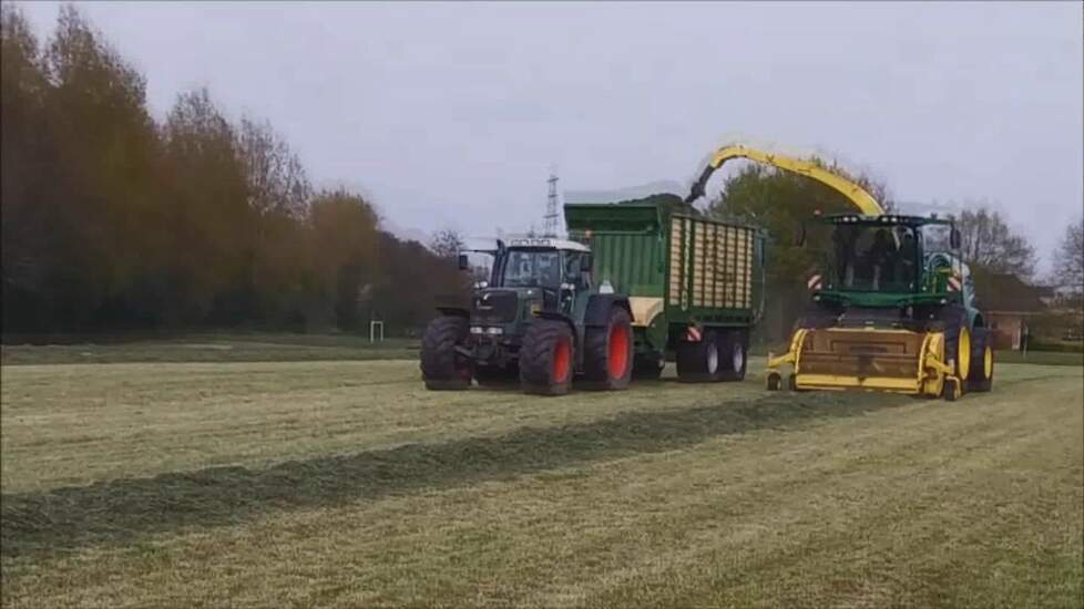 Loonbedrijf Vriezen uit Braamt met hun nieuwe John Deere 8300I hakselaar Trekkerweb