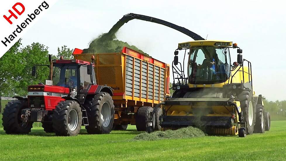 1ste Gras hakselen | 2016 | Grass silage | New Holland FR600 | Case International 1455 XL | Nap.